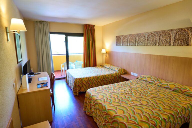 Pokój hotelowy z dwoma łóżkami — fotografia hotelowa